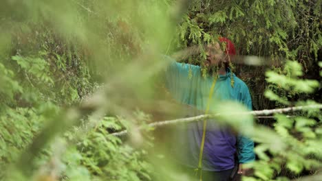 hombre en un bosque