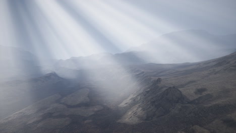 sun rays against the backdrop of the mountains