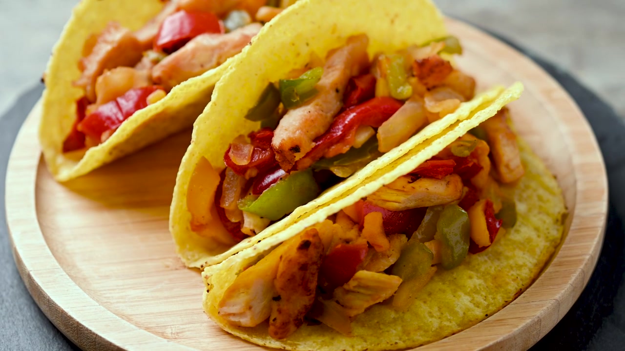 Mexicanske kyllingetacos med peberfrugter og løg