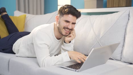joven usando las redes sociales.