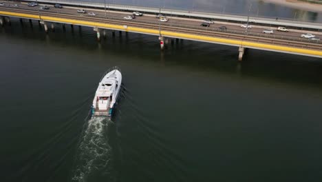 super yate pasa bajo sundale brige en queenslands gold coast