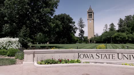 Campanile-Del-Carillón-Conmemorativo-De-Stanton-En-El-Campus-De-La-Universidad-Estatal-De-Iowa-En-Ames,-Iowa-Con-Video-De-Cardán-Caminando-De-Lado-De-Derecha-A-Izquierda