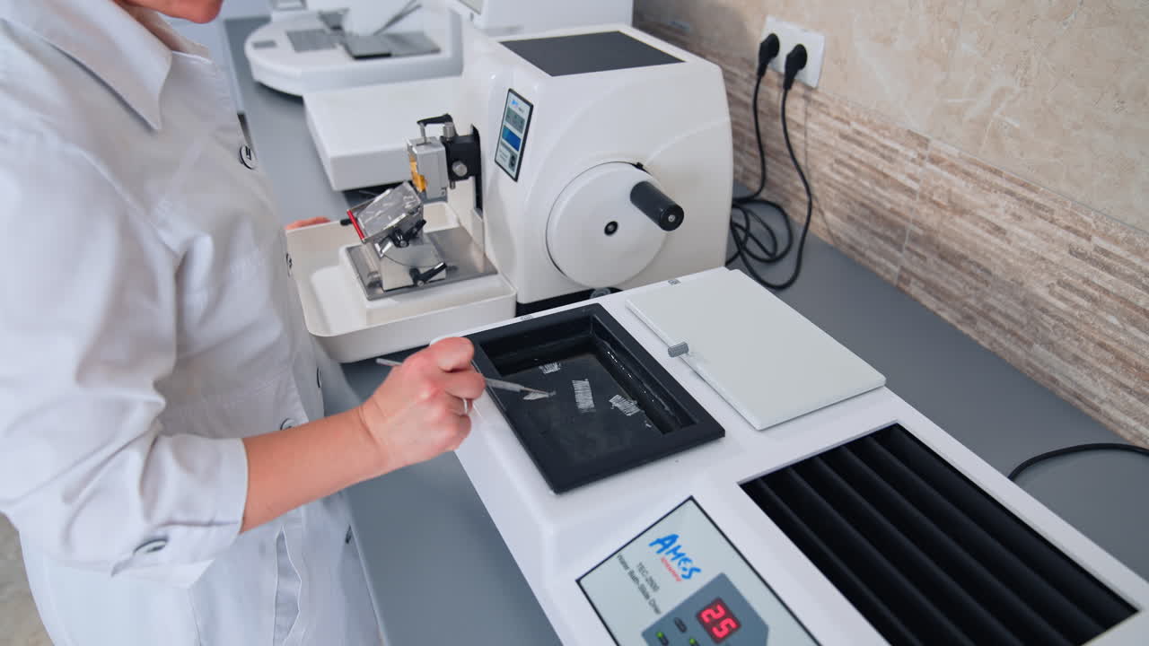 Campione per test completi. Tecnico di laboratorio che preleva campioni nel laboratorio clinico.