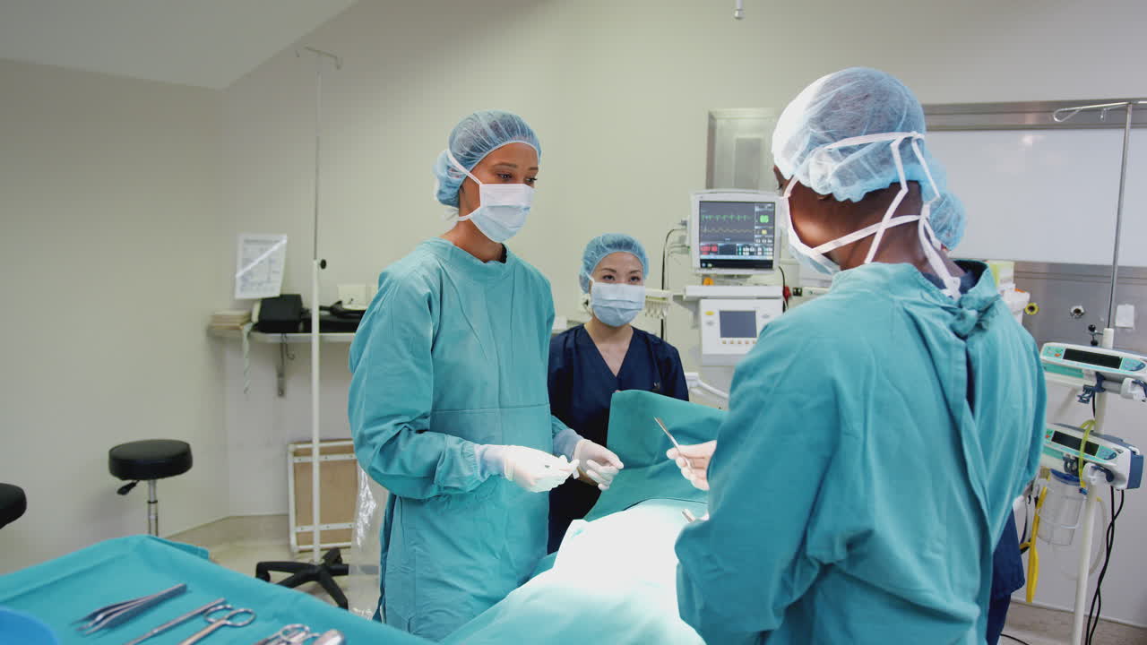 equipo quirúrgico trabajando en el paciente en el quirófano del hospital