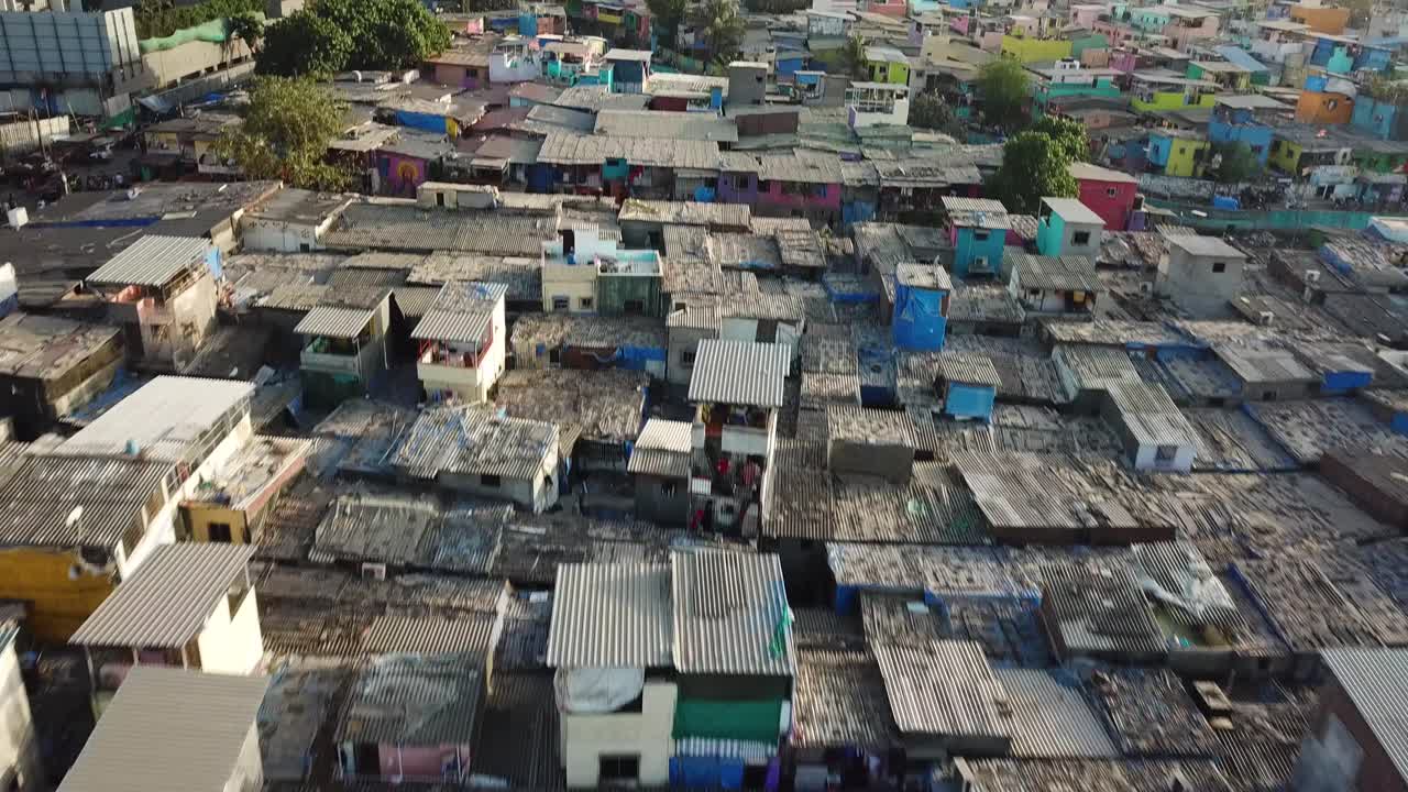 Vista aérea da favela de Dharavi, um distrito residencial pobre na superpopulosa cidade de Mumbai, Índia.