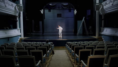 actor actuando en el escenario