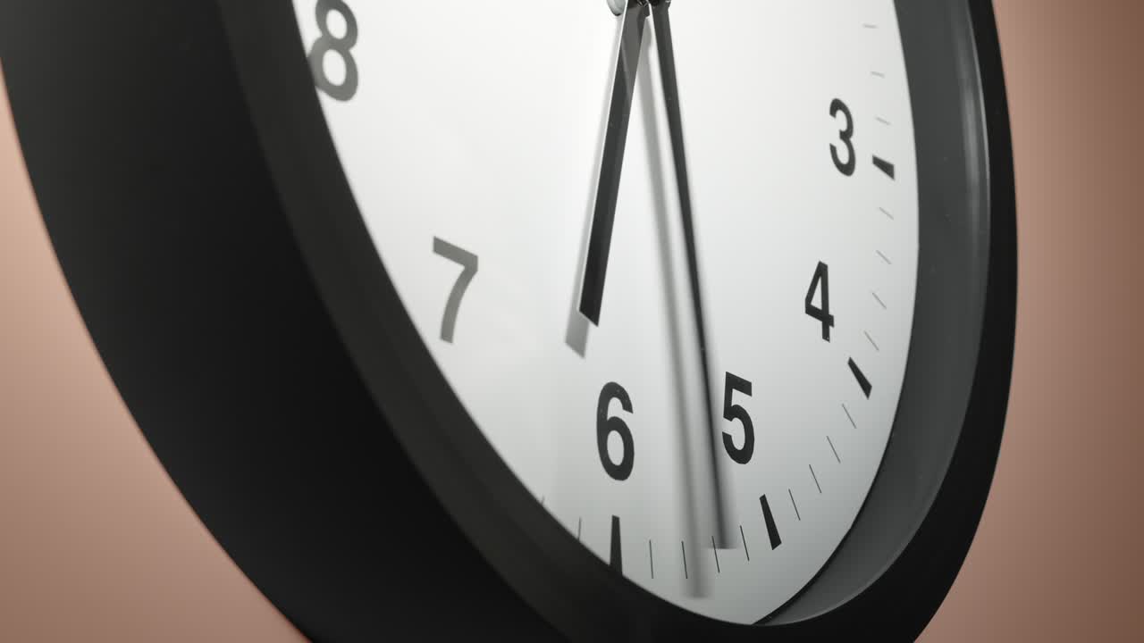 Quadrante dell'orologio su parete beige crema in time lapse
