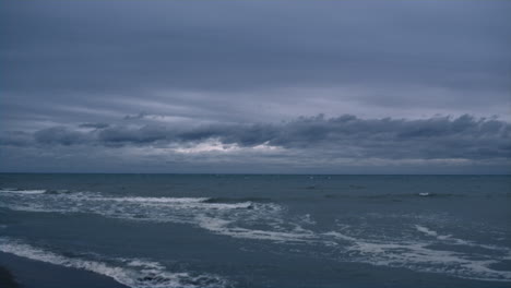 Meeresspritzer-Landschaftshintergrund-Am-Abendhimmelstrand.-Konzept-Der-Meeresnatur.