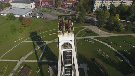 Un-Eje-Minero-Histórico-Renovado-En-Polonia-Durante-El-Verano,-Capturado-Por-Un-Dron-De-4k