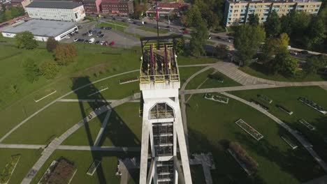 un renovado pozo histórico de minería en polonia durante el verano, capturado por un dron de 4k