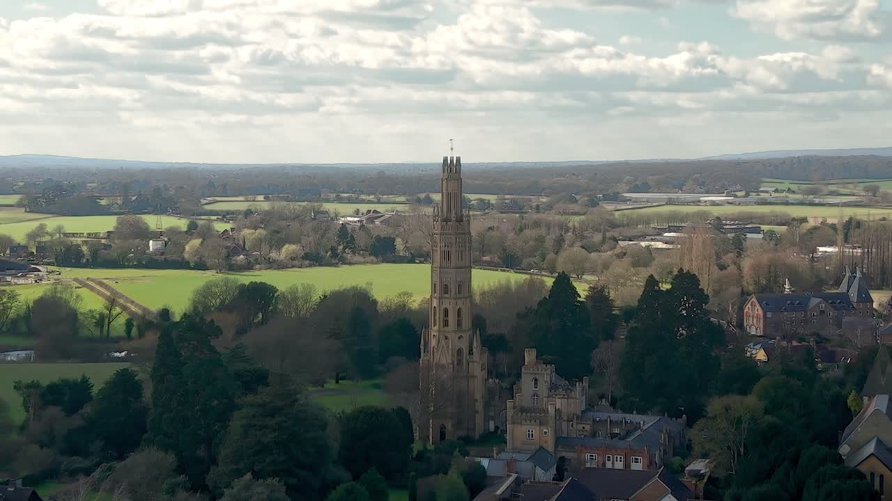 Vista aerea di Hadlow Tower che si erge sopra i giardini e il villaggio inglese, mettendo in mostra il patrimonio culturale