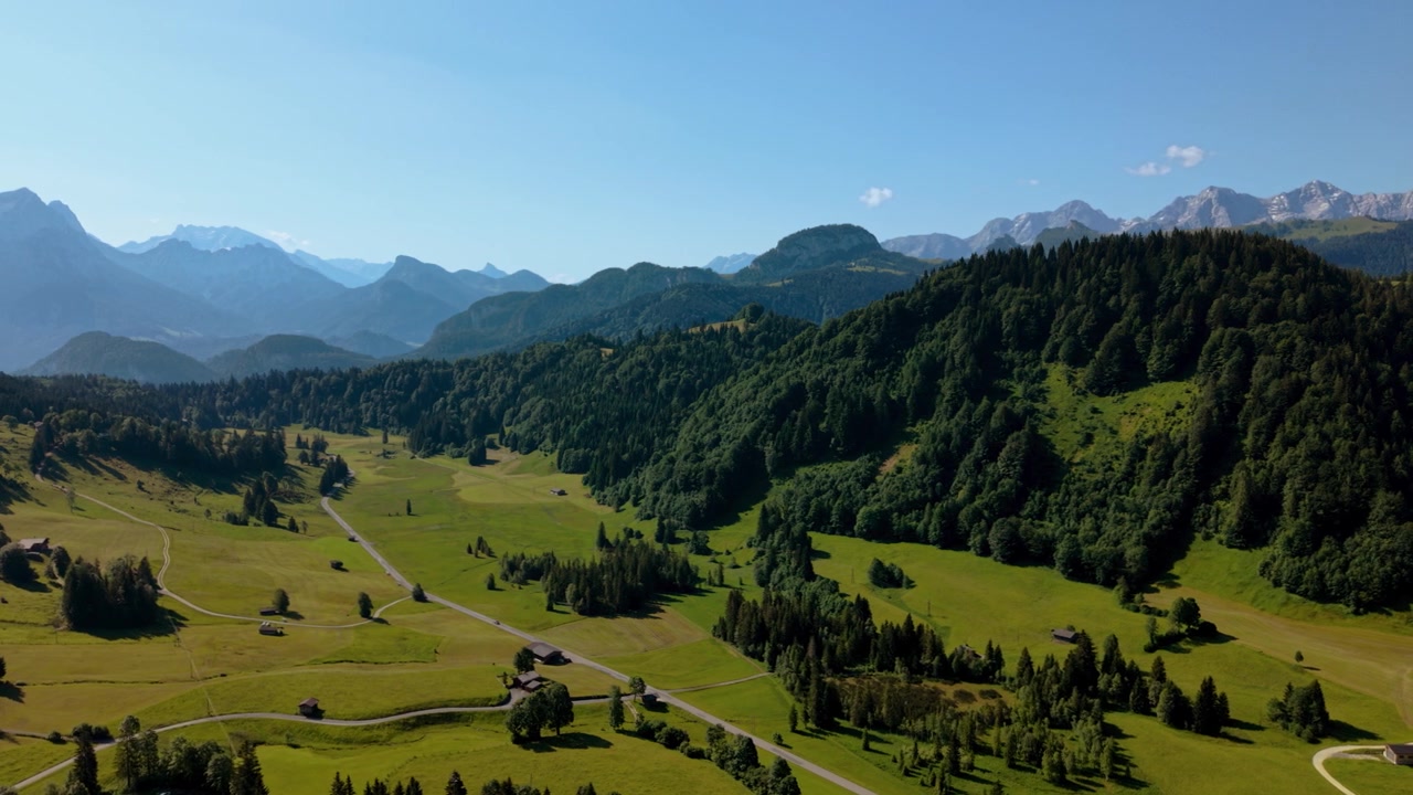 Time-lapse aereo della catena montuosa Loferer Steinberge e della verde valle di Heutal Unken, Austria in estate