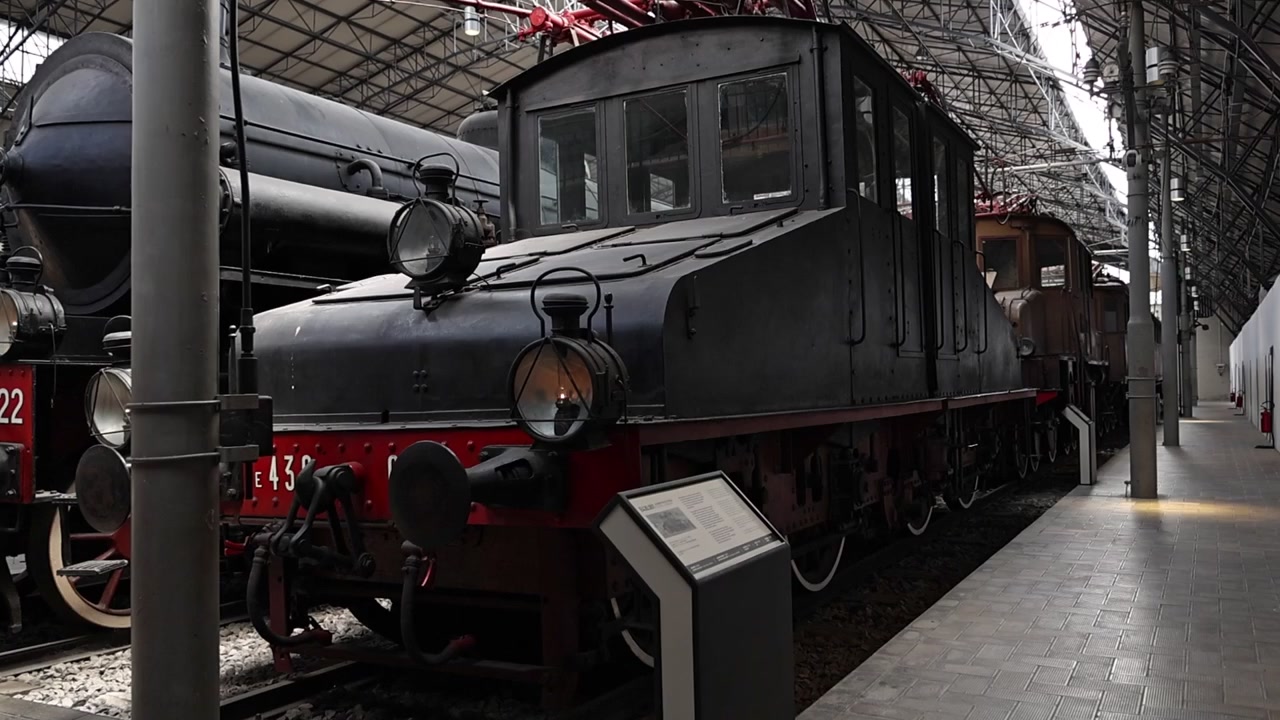 Locomotiva Elétrica Vintage em Exposição em Museu Ferroviário