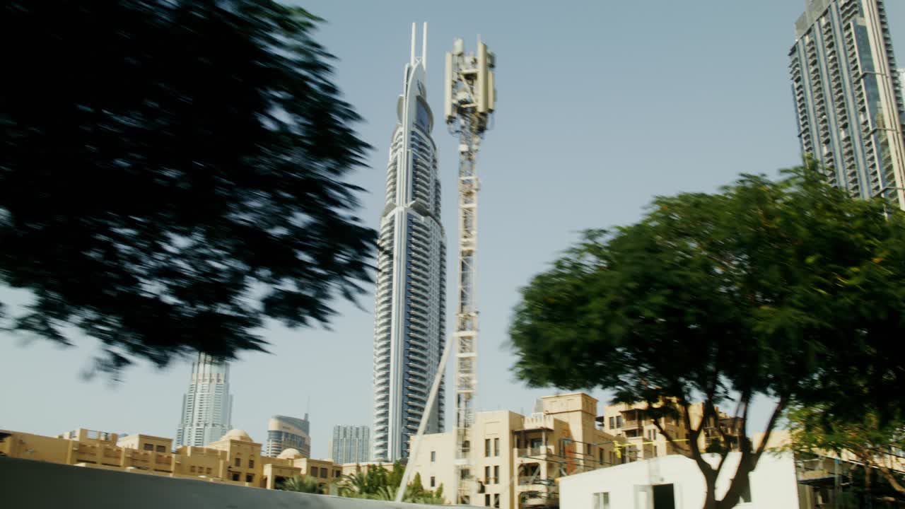 el horizonte de la ciudad de dubái con rascacielos y árboles