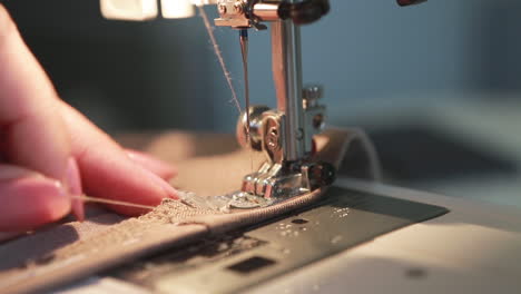 mujer usando una máquina de coser