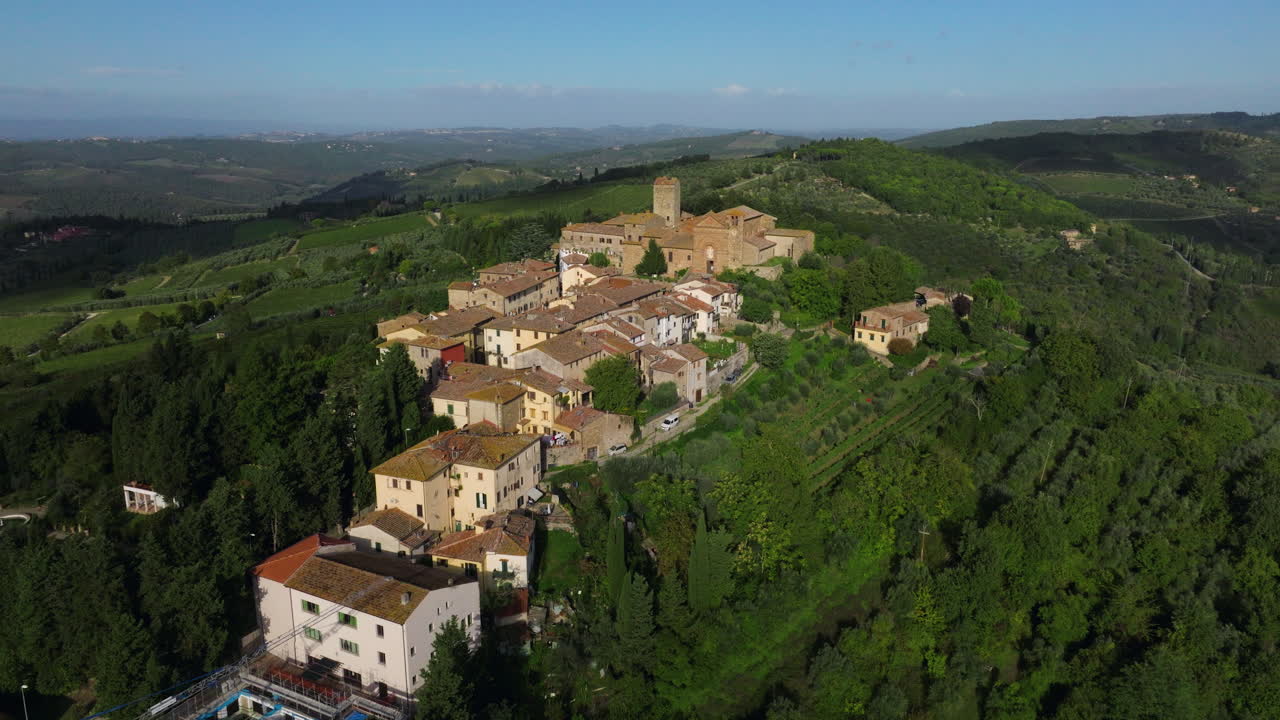 Veduta panoramica della storica città collinare di Panzano in Chianti, Toscana, Italia. Ripresa aerea