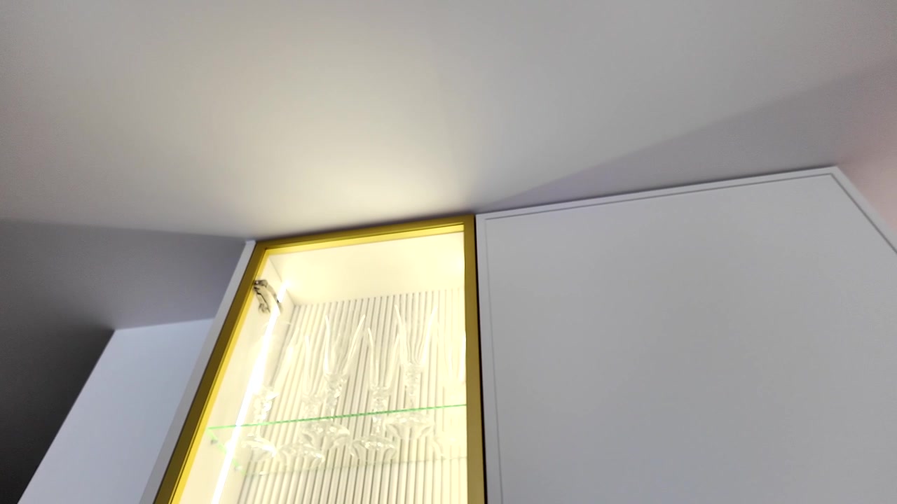 Lussuosa vetrina verticale per bicchieri e alcolici, zoom indietro.