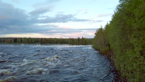 Puente-Colgante-Sobre-El-Río-Glomma-En-El-Bosque-En-El-Condado-De-Hedmark-En-Noruega