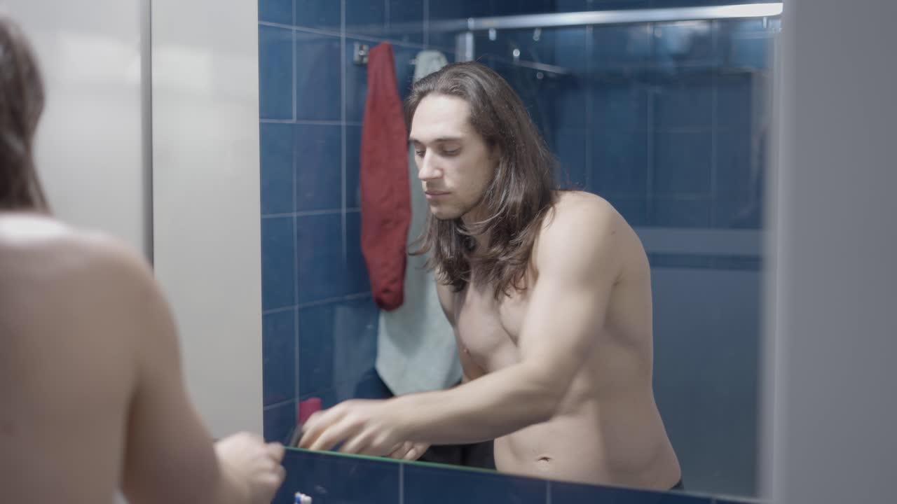 욕실에서 손질하는 남자