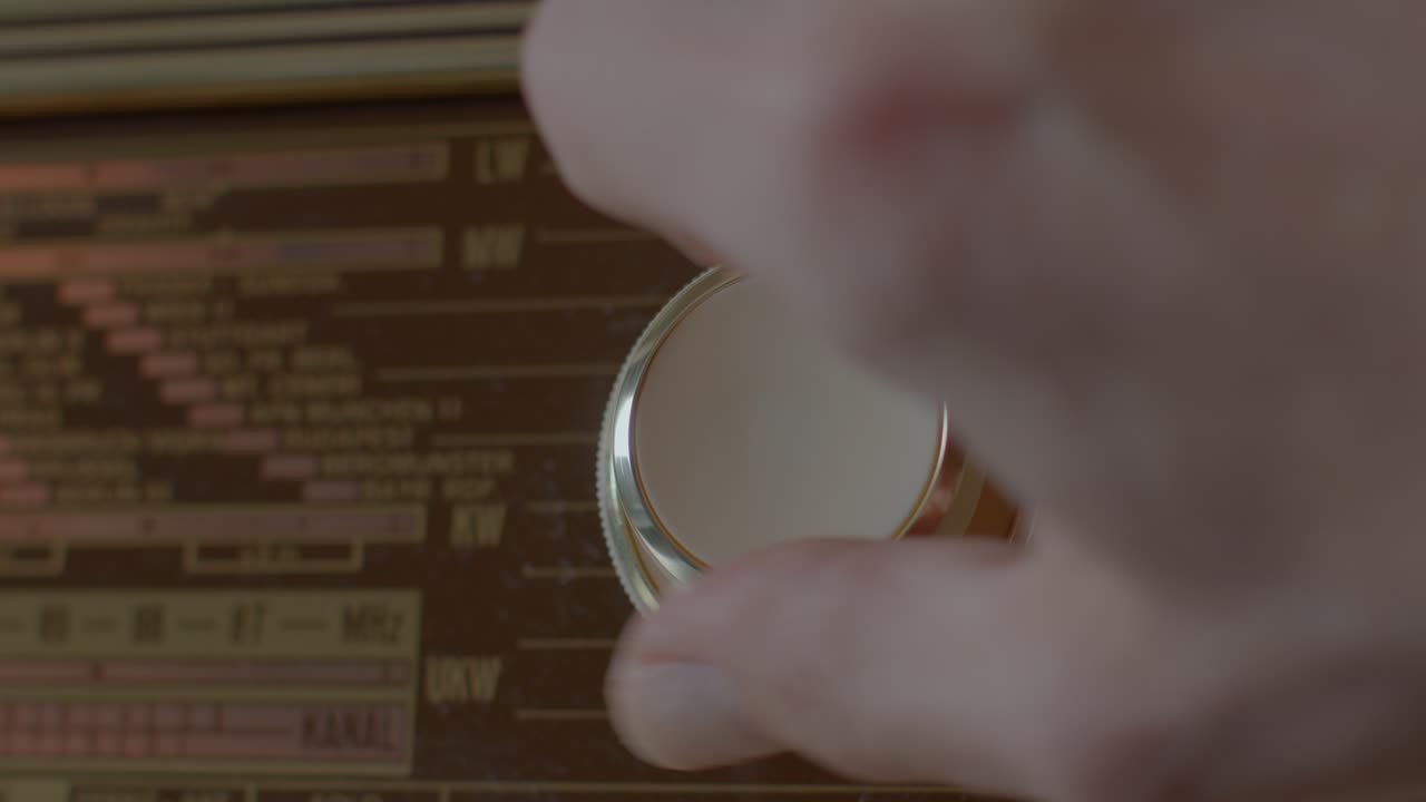 radio amatoriale tocca la manopola del volume del ricevitore radio, lo gira