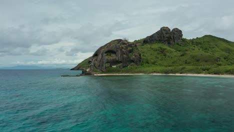 la hermosa playa de arena blanca y la montaña rocosa de las islas fiji - antena