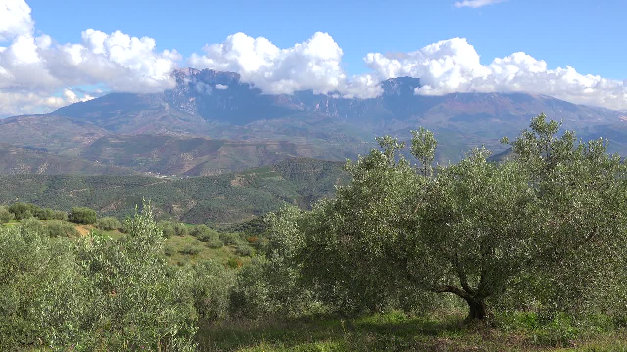 Plano general de las hermosas montañas alpinas de Albania