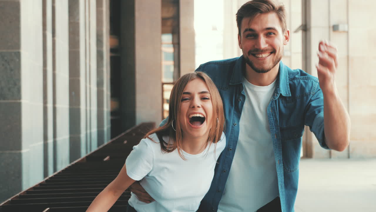 coppia felice all'aperto