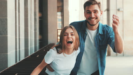 pareja feliz al aire libre