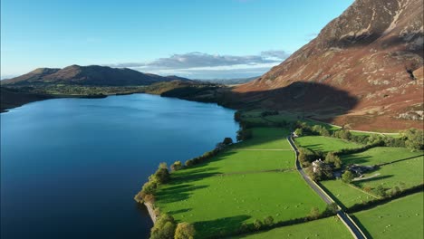 Vista-Aérea-Del-Agua-Crummock-Y-El-Valle-Rannerdale,-Distrito-De-Los-Lagos,-Cumbria,-Reino-Unido