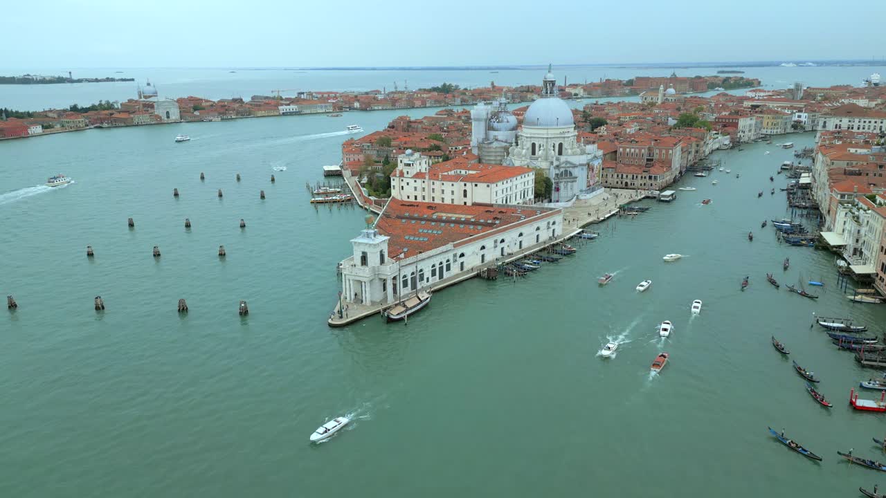 4k aérea de san marco, el puente de rialto y los canales en venecia, italia en un día nublado-13