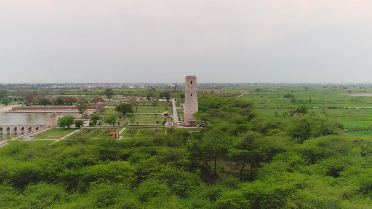 파키스탄 펀자비에 있는 히란 미나르의 랜드마크 기념비와 탑의 공중 촬영