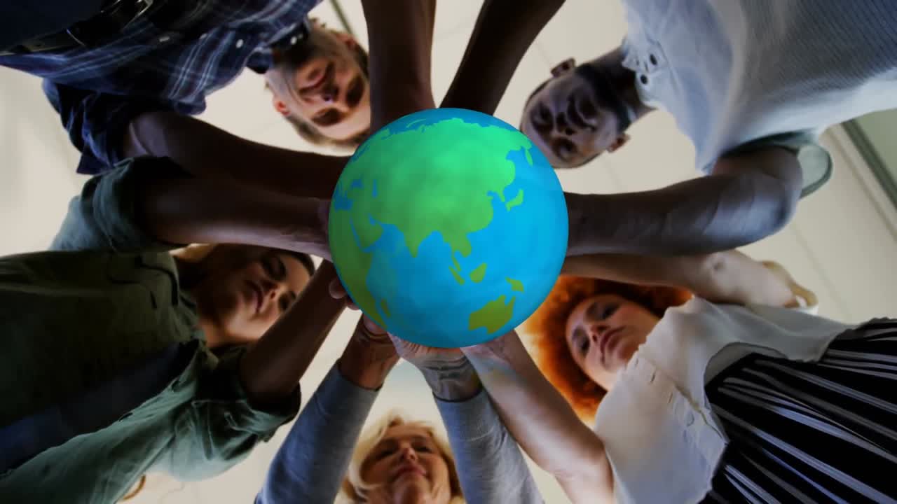 직장 동료들이 배경에서 손을 쌓고 있는 지구의 애니메이션