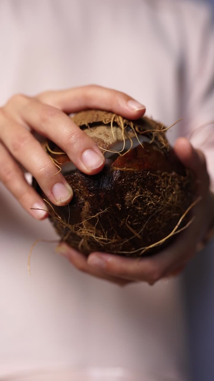 mujer abriendo un coco