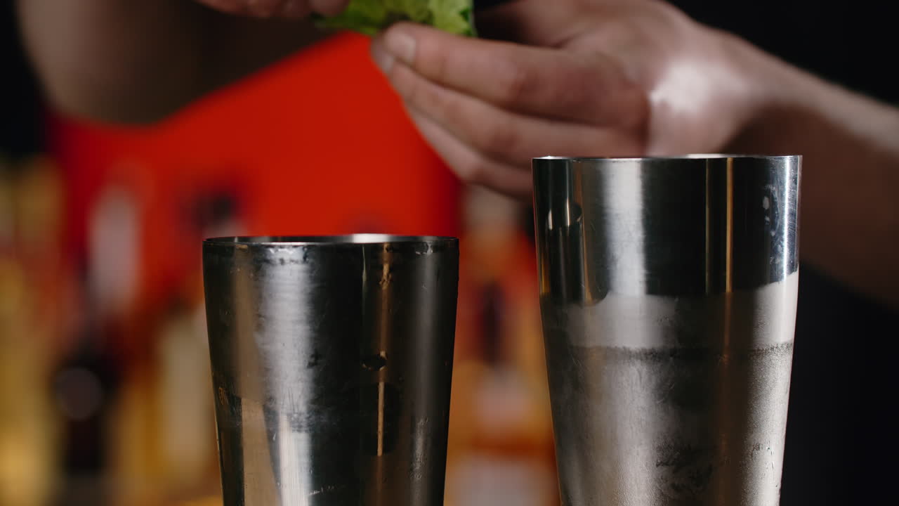 el camarero preparando un cóctel.