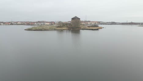 Wir-Nähern-Uns-Dem-Alten-Fort-God-Natt-In-Der-Wunderschönen-Marinestadt-Karlskrona,-Schweden,-Wo-Es-Auf-Einer-Kleinen-Insel-Im-Ruhigen-Und-Stillen-Wasser-Steht