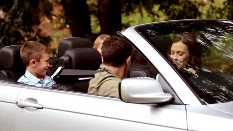 Familia-En-Un-Auto-Plateado