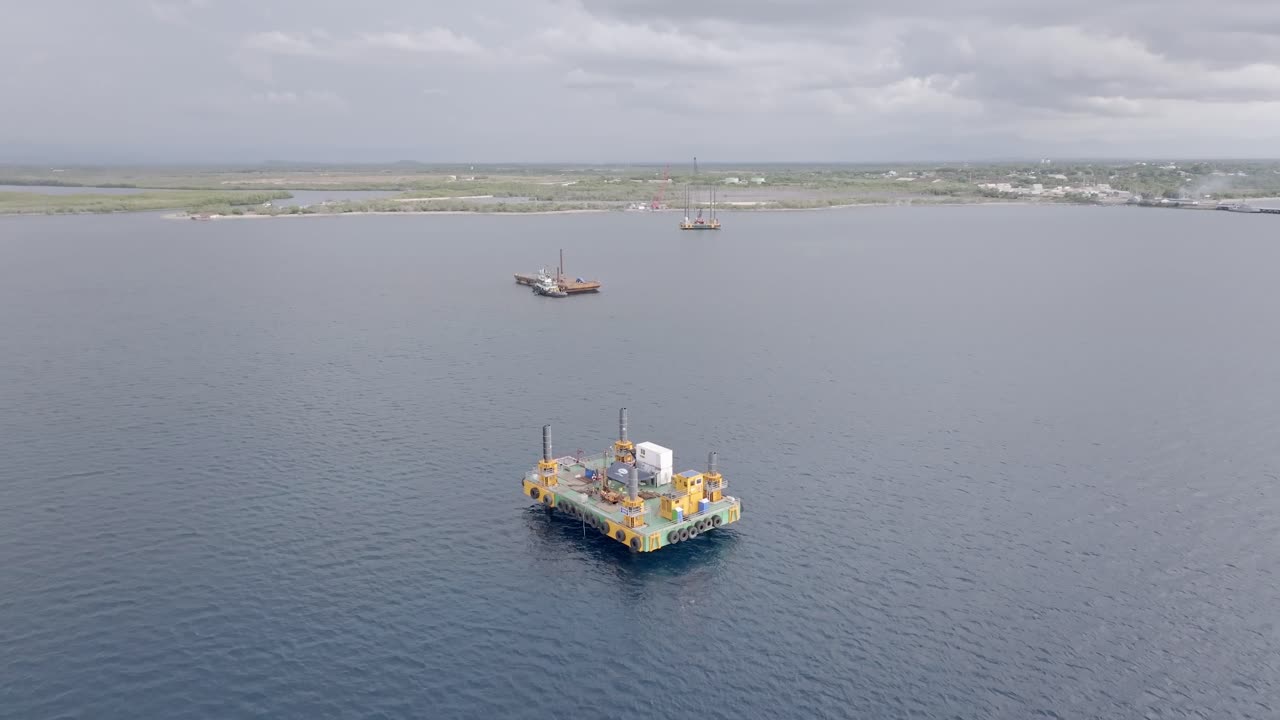 도미니카 공화국의 만자닐로 발전소 지역에서 배에 연료를 공급하는 해상 연료 플랫폼