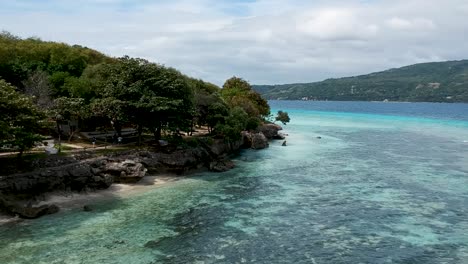 Drohnenaufnahmen-Von-Kristallklarem-Blauem-Wasser-Und-Wellen-Am-Ufer-Eines-Inselstrandes-In-Cebu-Philippinen