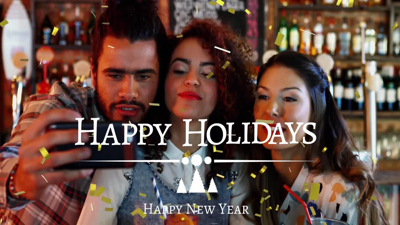 Animazione del testo 'Buon Anno Nuovo' su amici di diverse etnie che si scattano un selfie a una festa con coriandoli.