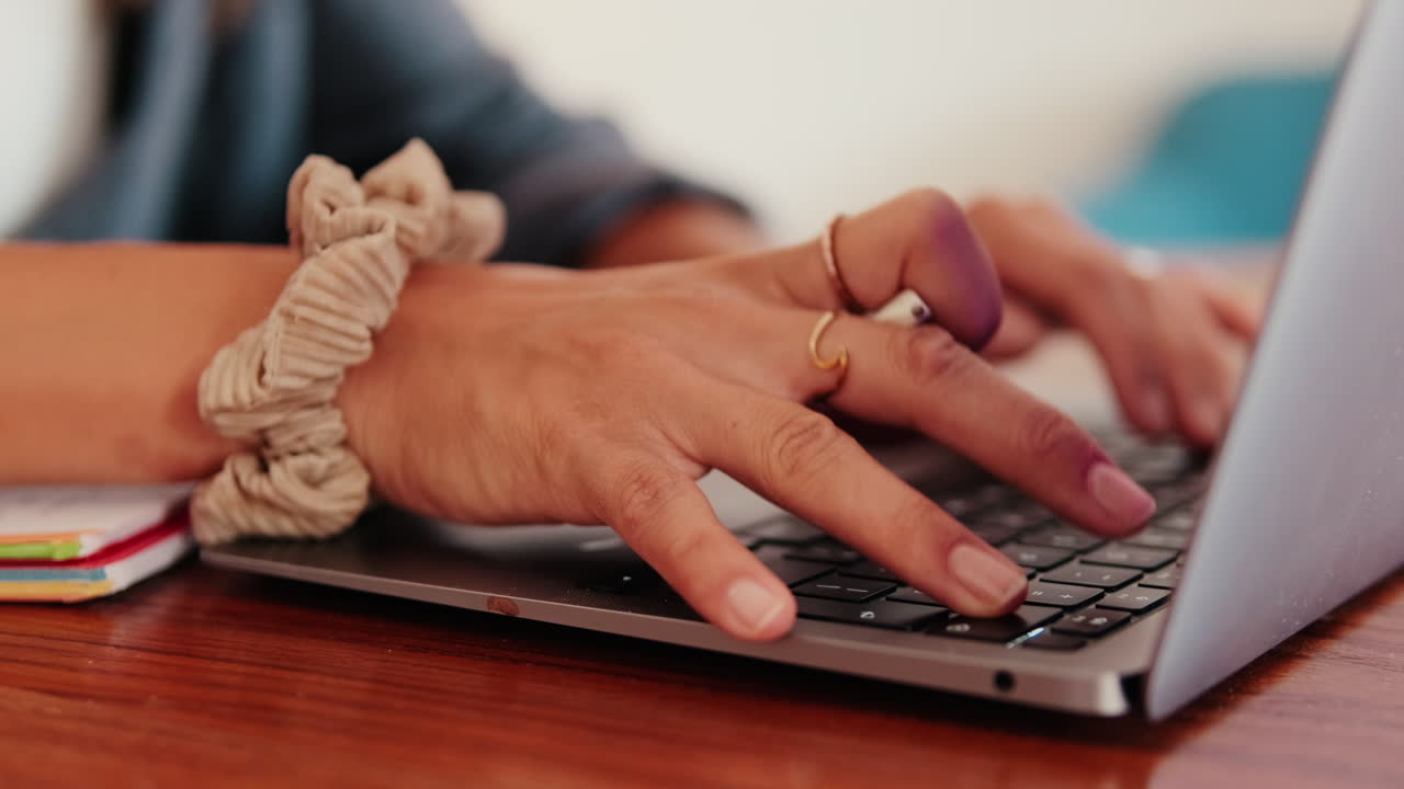 Nærbillede af hænder der taster på laptop-tastatur
