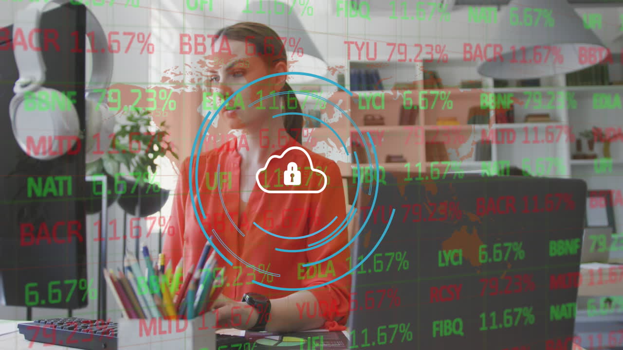 animación de candado en la nube, círculos, mapa y tablero de negociación, mujer caucásica trabajando en el escritorio