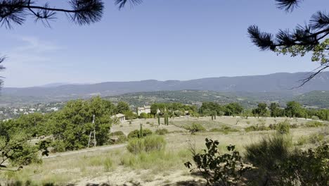 Weite-Landschaft-Frankreichs-Mit-Feldern-Und-Wäldern-Und-Wunderschönen-Hügeln-Im-Hintergrund-Mit-Blick-Bis-Zum-Horizont