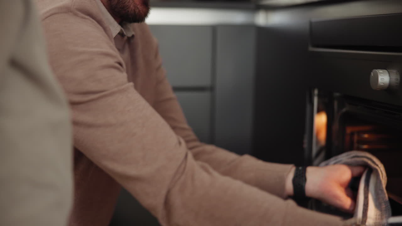 семья, выпечка и отец со своим сыном