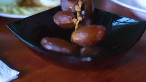 dátiles argelinos en un plato de deglet nour