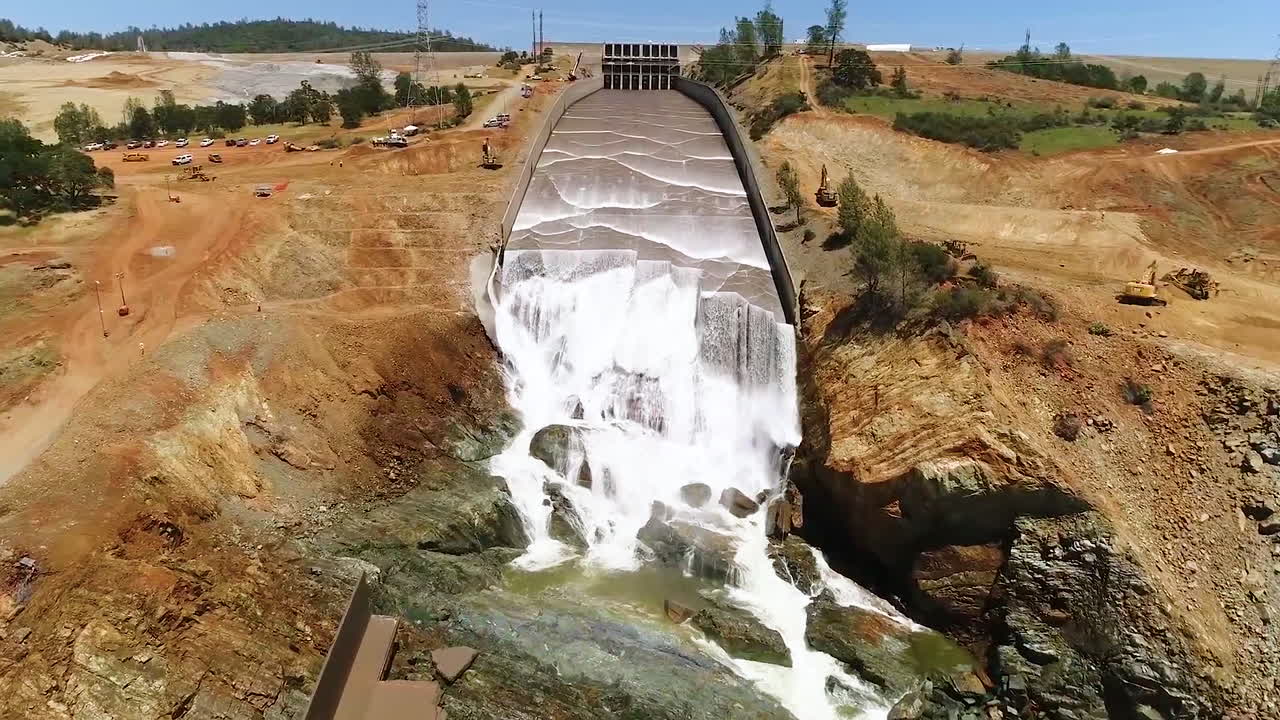 espectaculares antenas de agua que fluye a través del nuevo aliviadero restaurado en la represa de oroville california 6