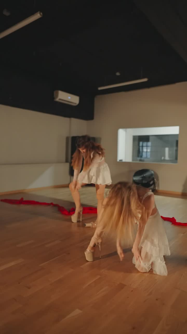 Dvě ženy v bílém tančící současný tanec