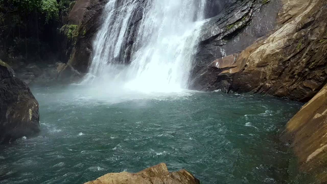 la cámara inclinada revela una toma de una cascada de abajo hacia arriba en vagamon, kerala, india