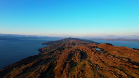 Irlands-Epische-Orte,-Drohnenlandschaft,-Die-Landeinwärts-Entlang-Der-Sheeps-Head-Peninsula-Im-Westen-Von-Cork-Fliegt,-Kurz-Nach-Sonnenuntergang