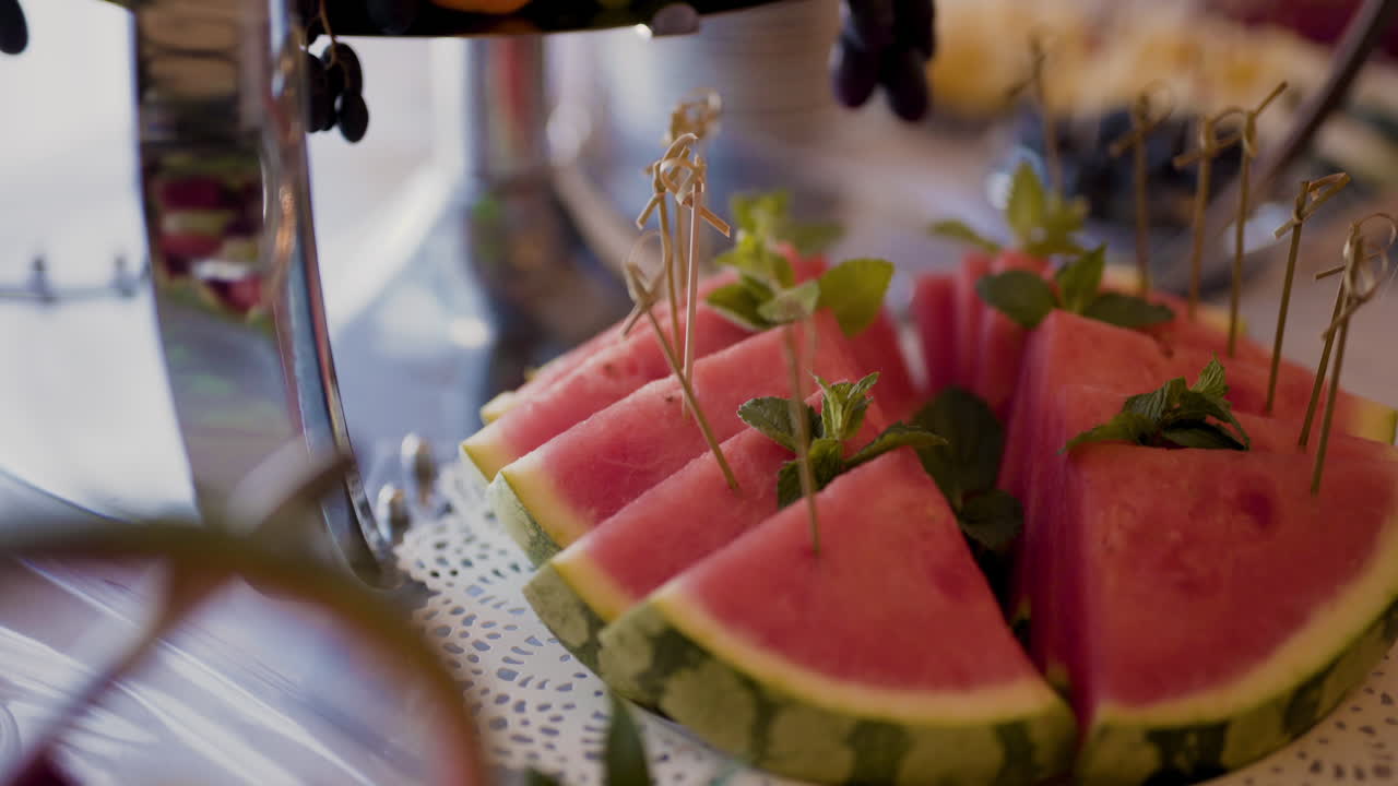 rebanadas de sandía madura en una bandeja