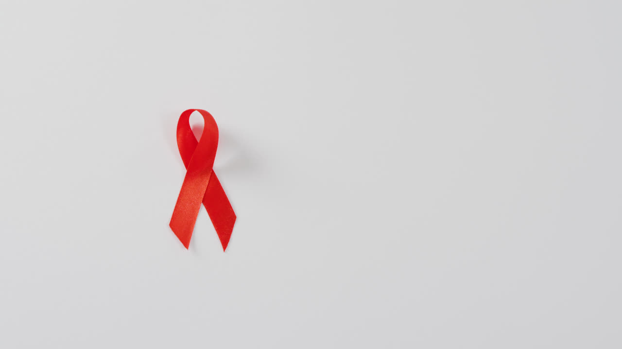 video de primer plano de la cinta roja del cáncer sobre un fondo blanco